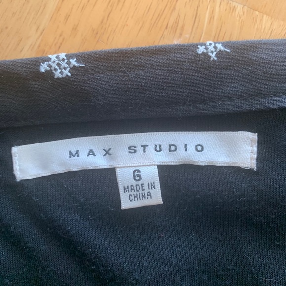 Skirt with intricate detail. - Picture 3 of 6